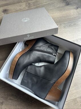 COCLICO Black Leather Chukka Boots with Wood-Tone Sole